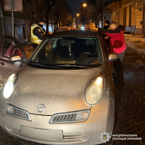 C4 - У Чернівцях двоє чоловіків вкрали автомобіль, припаркований на вулиці C4 - У Чернівцях двоє чоловіків вкрали автомобіль, припаркований на вулиці