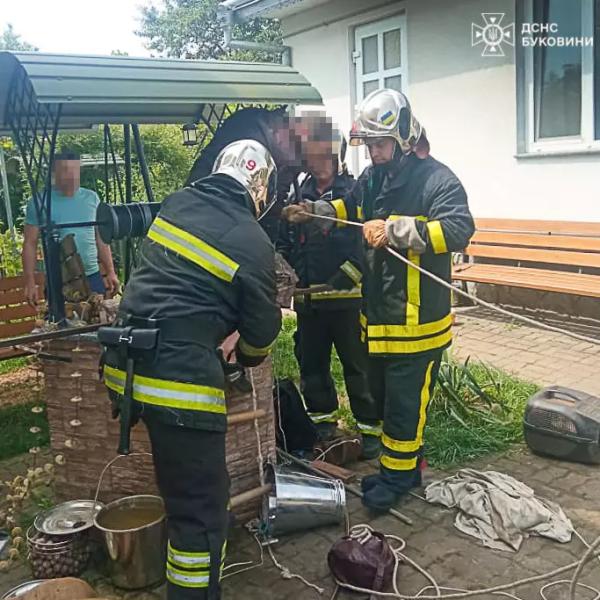 C4 - Рятувальники врятували чоловіка, який впав у колодязь