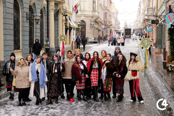C4 - Різдвяна атмосфера в Чернівцях (фото)