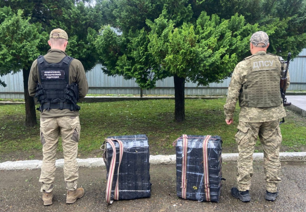 На Буковині прикордонники запобігли спробі незаконного переміщення через кордон тютюнових виробів » ТВА