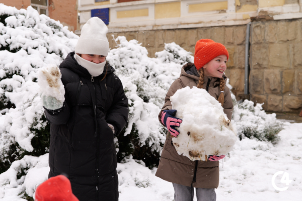 C4 - Чернівці напередодні Різдва засипало снігом (фото)