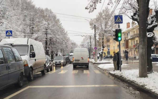 C4 - На одному з перехресть Чернівців пошкодили світлофор: що відомо C4 - На одному з перехресть Чернівців пошкодили світлофор: що відомо