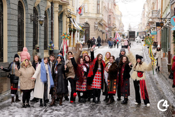 C4 - Різдвяна атмосфера в Чернівцях (фото)