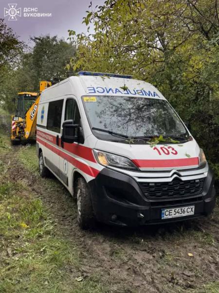 C4 - У Чернівцях рятувальники двічі допомагали буксирувати карети швидкої допомоги
