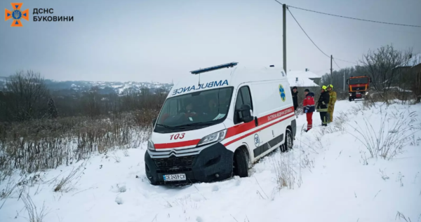 У Сторожинці рятувальники відбуксирували карету швидкої допомоги &raquo; ТВА
