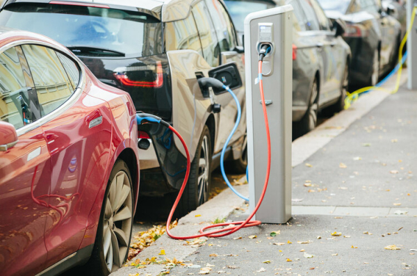 Чому у 2025 році спостерігається різке зростання продажів електромобілів? | Mind.ua
