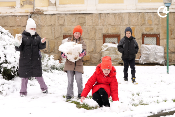 C4 - Чернівці напередодні Різдва засипало снігом (фото)