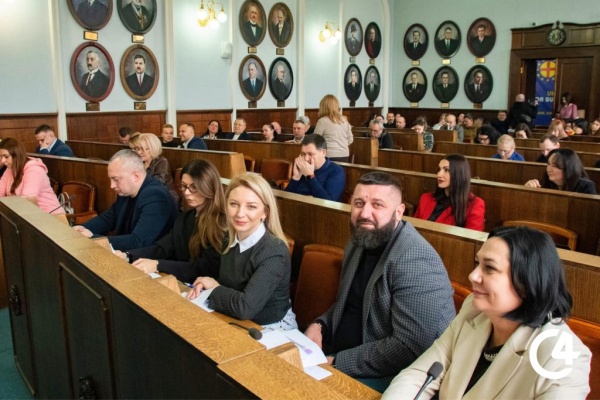 C4 - На сесії міськради ухвалили низку рішень щодо підтримки військових, бізнесу та переселенців (фотозвіт) C4 - На сесії міськради ухвалили низку рішень щодо підтримки військових, бізнесу та переселенців (фотозвіт)