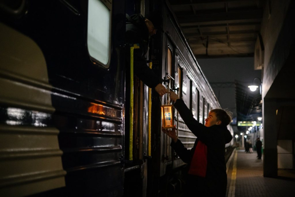 C4 - В Україну привезли Вифлеємський вогонь: коли його доставлять у Чернівці C4 - В Україну привезли Вифлеємський вогонь: коли його доставлять у Чернівці