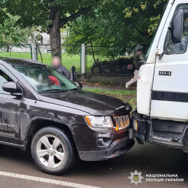 C4 - У Чернівцях водійка, якій стало зле за кермом, спричинила подвійну ДТП
