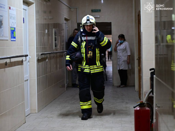 C4 - У Чернівцях горіла лікарня на Фастівській: з відділення травматології поверху евакуювали 38 людей C4 - У Чернівцях горіла лікарня на Фастівській: з відділення травматології поверху евакуювали 38 людей