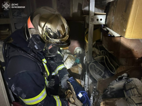 C4 - У Чернівцях горіла лікарня на Фастівській: з відділення травматології поверху евакуювали 38 людей C4 - У Чернівцях горіла лікарня на Фастівській: з відділення травматології поверху евакуювали 38 людей