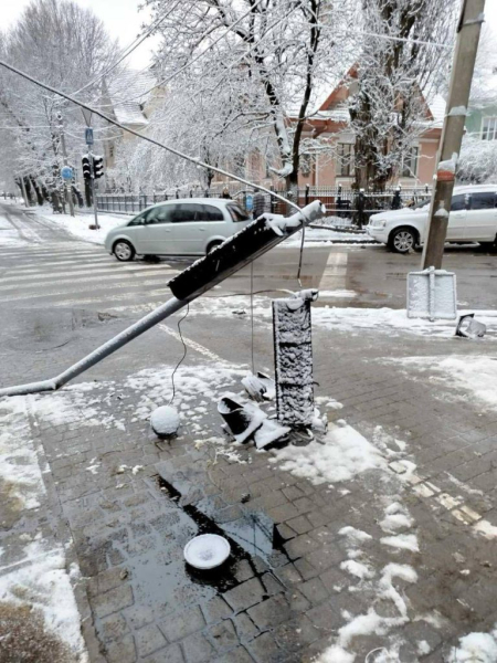 C4 - На одному з перехресть Чернівців пошкодили світлофор: що відомо C4 - На одному з перехресть Чернівців пошкодили світлофор: що відомо