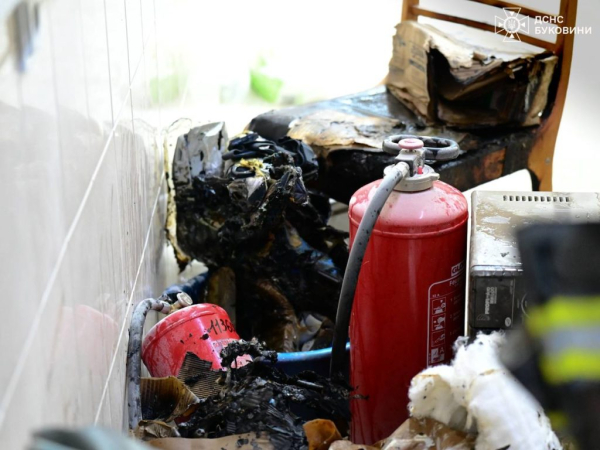 C4 - У Чернівцях горіла лікарня на Фастівській: з відділення травматології поверху евакуювали 38 людей C4 - У Чернівцях горіла лікарня на Фастівській: з відділення травматології поверху евакуювали 38 людей