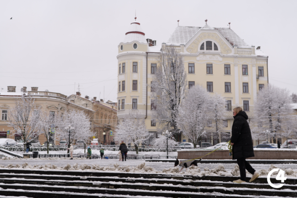 C4 - Чернівці напередодні Різдва засипало снігом (фото)