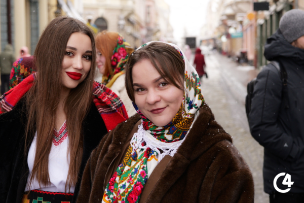 C4 - Різдвяна атмосфера в Чернівцях (фото)