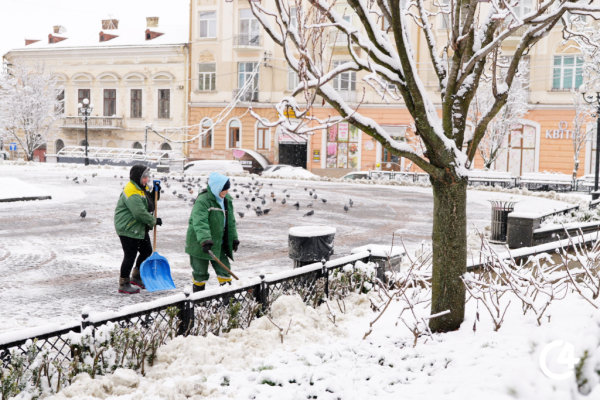 C4 - Чернівці напередодні Різдва засипало снігом (фото)