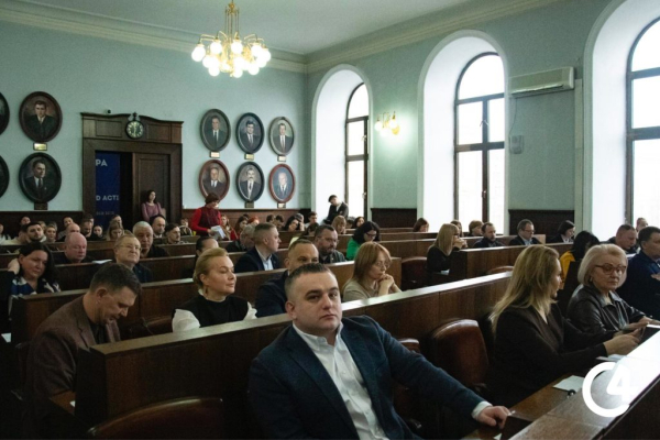 C4 - На сесії міськради ухвалили низку рішень щодо підтримки військових, бізнесу та переселенців (фотозвіт) C4 - На сесії міськради ухвалили низку рішень щодо підтримки військових, бізнесу та переселенців (фотозвіт)