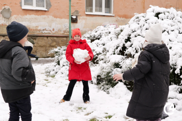 C4 - Чернівці напередодні Різдва засипало снігом (фото)